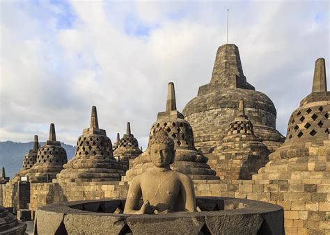  Candi Borobudur: Un Tesoro Monumental de la Religión y la Artesanía