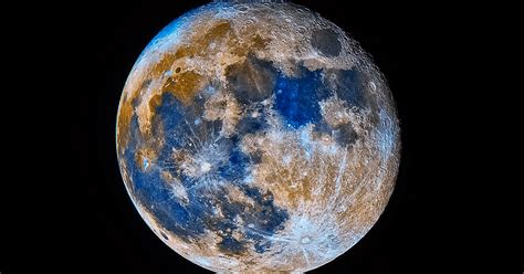 Pavón que Mira la Luna en Azul Cobalto y Tintas Doradas: Un Viaje a la Melancolía Celestial